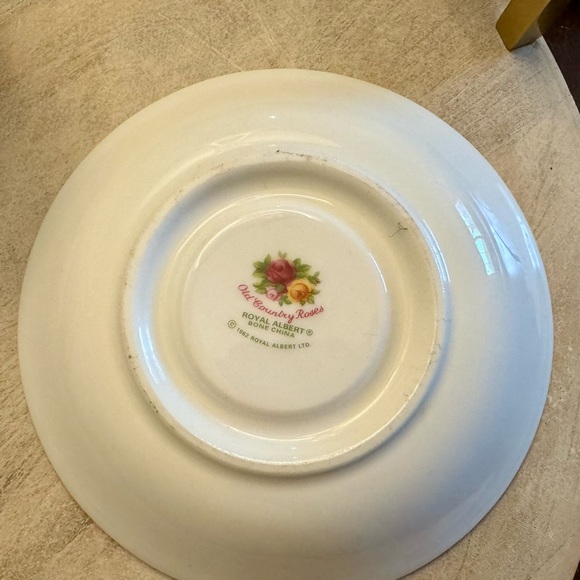 Royal Albert Country Roses Teacup and saucer - Picture 5 of 6